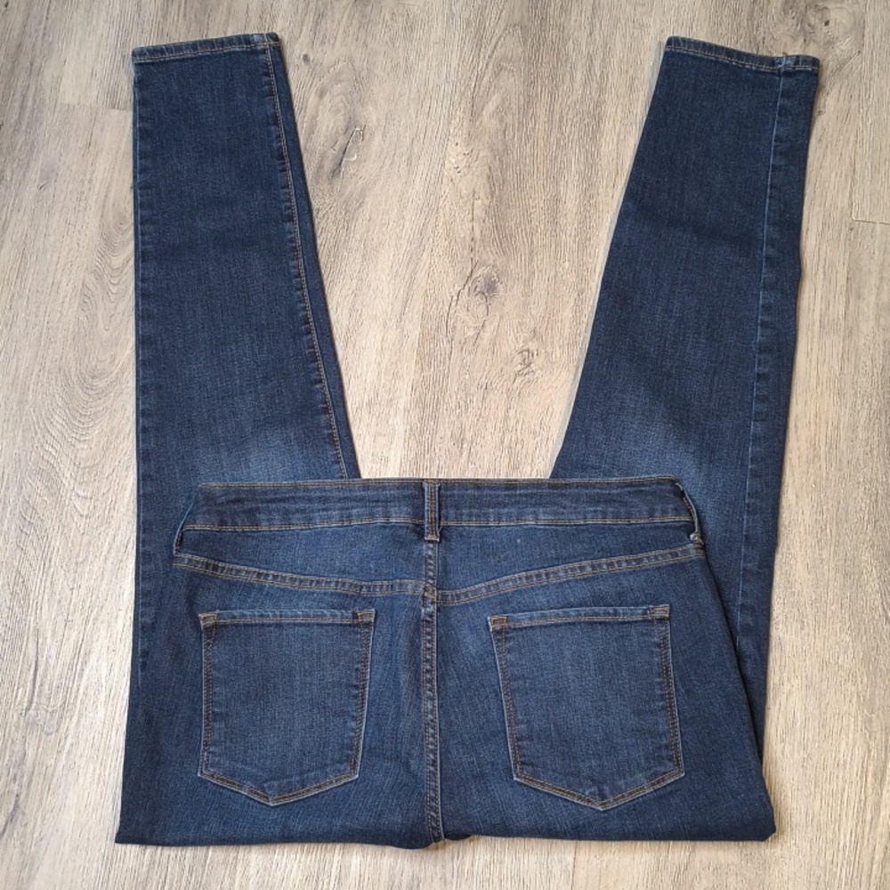 sac961👖Old Navy Mid Rise Rockstar Size 14 w/29” Inseam Demin Jeans - Picture 2 of 8